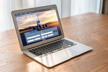 Online uçuş rezervasyon sitesi mod rezervasyon sistemi sağlar. Seyahat teknolojisi kavramı .