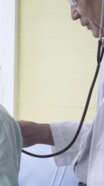 Doktor ya da hekim, hastanedeki ya da klinikteki hasta ile ilgilenir. Mutlu hasta doktoru ziyaret eder ve hastalığın tedavisi hakkında konuşur. Tıbbi sağlık ve doktor hizmeti kavramı.