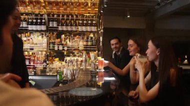 Paloma kokteyli içen güzel bir kadın, lüks tezgah bar arkadaşlığında ve gece kulübünde çift buluşmasında elinde Margarita bardağı ferahlatıcı bir içecek tutan bir arkadaşıyla güzel bir şekilde kadeh kaldırıyor. Vinosity.