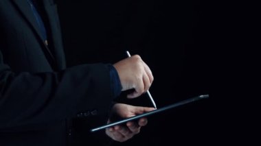 İş adamı siber güvenliğin özünü keşfeder. Siber koruma yöntemlerini, tehditleri derinlemesine araştır ve siber güvenlik duruşunu güçlendir. Siber güvenlik çağında UUID 'de gezinmek için gerekli