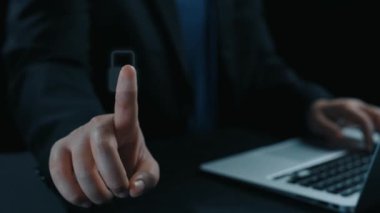 İş adamı siber güvenliğin özünü keşfeder. Siber koruma yöntemlerini, tehditleri derinlemesine araştır ve siber güvenlik duruşunu güçlendir. Siber güvenlik çağında UUID 'de gezinmek için gerekli