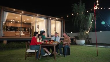 Tatil kutlaması için aile bir arada. Yetişkin üye tatlı kız dışında şarap kadehiyle tezahürat yapar. Açık hava kampı aktivitesi yiyeceklerle rahatlamak ve akrabalarla zaman geçirmek kuşaklar arası bir uçurum. Uyumsuzluk.