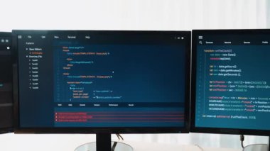 Yavaş çekim arkası yazılım geliştirici mühendisi bilgisayar programlama için birlikte çalışarak hata ayıklama kodunu çözüyor, ofiste monitörde karmaşık algoritmaları çözüyor. Filizlenen
