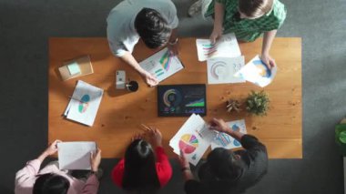 Finans grafiği ya da veri analizi kullanarak iş adamlarının beyin fırtınası ve planlama stratejileri. Borsa grafiğini analiz etmek için birlikte çalışan ekibin yukarıdan aşağıya hava görüntüsü. Cemaat.