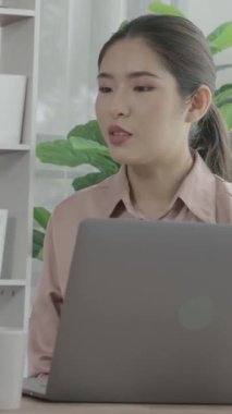 Ofis çalışma alanında birlikte çalışan iki genç hevesli iş kadını. Genç meslektaşlar tartışırken ve dizüstü bilgisayar kullanırken. Modern ofis çalışanları masada birlikte oturuyorlar..