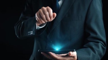 İş adamı değerli ERP sistemlerini koz olarak kullanıyor, değeri ve operasyonel verimliliği maksimuma çıkarıyor. En uygun değer ve performans için kaynakları ve değerli süreçleri en üst düzeye çıkarmaya odaklanmış. Kullanıcı Kimliği