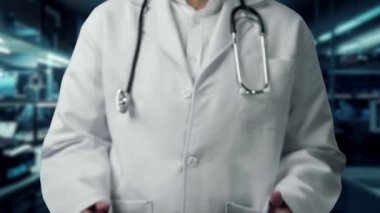 Doktorun tıbbi haç simgesini laboratuvarda yüzdürmesine yakın çekim. Teknoloji kullanarak tıbbi araştırmaların semptomlarını inceleyen profesyonel bir tıp çalışanı. Tıbbi tedavi. İyileştirici.