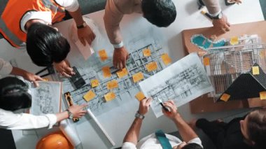 Becerikli mühendis takımının en düşük görünümü planla ev planı arasında karşılaştırılır. Mimar ya da tasarımcı grubunun hava görüşü ve planlar hakkında fikir alışverişinde bulunması. Hizalama.