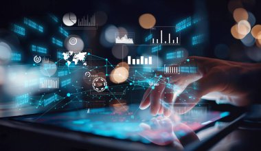 İş adamı, tahminsel büyük veri modellerinden gerçek zamanlı analizlere uzanan eğilim ve içgörüleri ortaya çıkarmak için veri analizlerini derinlemesine inceleyerek, veri güdümlü kararların analitik endüstriyi nasıl ileri götürdüğünü öğrenir