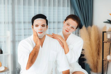 Kaplıca salonunun sakin, modern gündüz atmosferi, birkaç müşteri yüz maskesi takarak kendini yenilemeye çalışıyor. Yüz bakımı ve güzellik kozmetolojisi prosedürü. Sessiz.