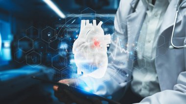 Kalp hologramıyla tableti tutan tıbbi çalışanın yakınına. Hasta semptomlarını analiz etmek için uzman doktor kontrolü ve insan kalp anatomisi ya da genetik materyal. Teknoloji yeniliği. İyileştirici.