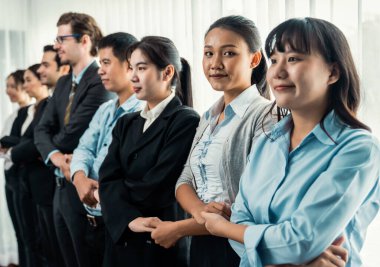 Modern çeşitlilik ve çok kültürlü şirket, iş adamları el ele verip kuyruğa giriyor, işbirliği ve işbirliği kavramına ortak bağlılık gösteriyor. Çok titiz.