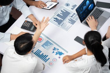 Analist ekibi toplantı odasındaki mali verileri analiz etmek için BI Fintech 'i kullanıyor. İş adamları, ticari öngörü ve stratejik pazarlama planlama için iş dünyası panelinin gücünü kağıt üzerinde analiz ediyor.