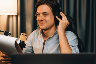 Akıllı yayıncının sunucu kanalı, canlı sosyal medyada canlı yayında konuşma programı ile birlikte modern stüdyoda, kayıt cihazıyla dinleyiciye senaryo okumaktadır. Bireysel.