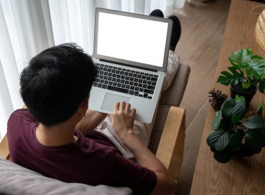 Tasarımınız için mod bilgisayardaki beyaz boş ekran monitör ekranında maket yapın