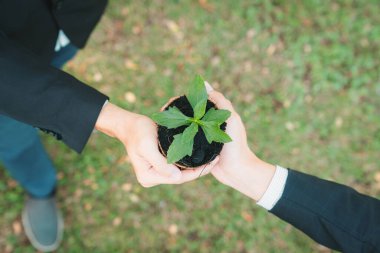 Fabrikayı, kurumsal sosyal sorumluluk üzerine kurulmuş, CO2 emisyonunu azaltan, uygun ortamı koruyan ve ESG ilkesini benimseyen eko şirketi kavramı olarak gören üst düzey iş adamları. Döngü