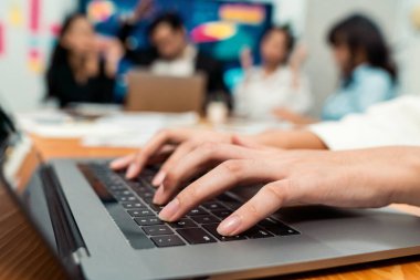 Ekran arka planında finansal verileri ya da veri analizini analiz etmek için dizüstü bilgisayar kullanan iş adamlarının bulanık arka planına sahip klavye bilgisayarı. Çok titiz.