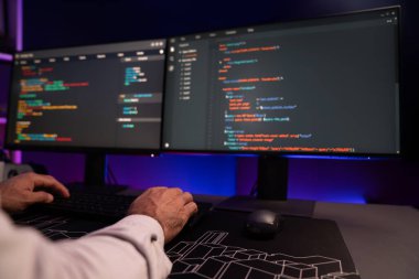 Bilgi teknolojisi geliştiricilerinin klavyesinde kesilen eller bilgisayar üzerinde veri yazılım geliştirme, uygulama programı güncellenmiş çevrimiçi web sitesi sayfası sistemi, neon ışık siber ofisinde çevrimiçi. Tahmin et..