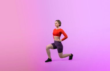 Vücut uzunluğunun tamamı atletik ve sportif kadınlar tarafından izole edilmiş arka planda sağlıklı ve meditasyon egzersizi yaparken çekildi. Sağlıklı aktif ve vücut bakımı yaşam tarzı