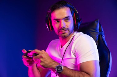 Akıllı oyun kurucuları misyondaki seviyeyi geçmeye çalışan oyun konsantrasyonunu joystick kontrolüyle tamamlayan, mikrofon vasıtasıyla neon ışıklı stüdyo odasında canlı yayın yapan oyuncularla konuşan. Tahmin et..