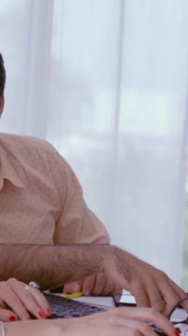 Yaratıcı iş adamları modern işyerindeki ofis masasında sohbet ediyorlar. Şirket uluslararası iş kavramı.
