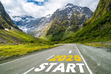 2025 yılbaşı seyahati ve gelecek vizyon konsepti. 2025 'in başında mutlu bir yeni yıl kutlaması için yola çıkan doğa manzarası sevinç ve başarıyla başlıyor. .