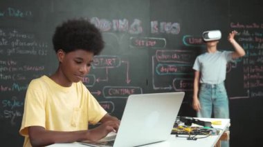Akıllı Afrikalı öğrenci programlama ve kodlama yenilikçi sistemi, beyaz kız ise metaz ya da sanal dünyaya BTMG teknolojisi sınıfında kara tahtaya kurulmuş bir kafayla giriyor. Öğretim