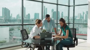 Yetenekli iş adamlarından oluşan bir grup pazarlama planı hakkında fikir paylaşıyor. Profesyonel iş ekibi birlikte çalışıyor, tartışıyorlar, toplantı masasında dizüstü bilgisayarla konuşuyorlar, şehir manzaralı belgeler hazırlıyorlar. İzleme