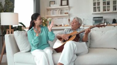Karısı şarkı söyleyip müzik yaparken, kanepede oturup gitar ya da müzik aleti çalan mutlu bir adam. Yaşlı çift birlikte vakit geçiriyor ve birlikte eğleniyorlar. Myrmidon.