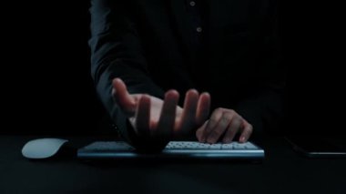 İş adamı, tahminsel büyük veri modellerinden gerçek zamanlı analizlere uzanan eğilimleri ve görüşleri ortaya çıkarmak için veri analizlerini derinlemesine inceleyerek, veri güdümlü kararların analitik endüstrileri UUID 'ye nasıl yönlendireceğini öğrenir