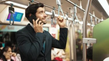 Kafkasyalı profesyonel proje yöneticisi trende bulanık bir geçmişle beklerken saate bakıyor. Başarılı bir iş adamı, etrafı insanlarla çevrili bir yatırımcı için yöneticiyi arıyor. Sevinçli..