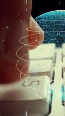 Bilgisayar üzerinde çalışan ve matematiksel kodlama modernizasyonu grafiği olan bir adam konsept bilgisayar yazılım geliştirme ve programlama bilimini gösteriyor .