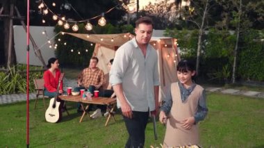 Aile birlikte bahçede kamp kurar, baba ve kız aile bireyleri için ızgara yapar. Doğayla iç içe olmak için açık hava kamp aktiviteleri ve genç nesil çapraz kuşaklarla zaman geçirmek için. Uyumsuzluk.