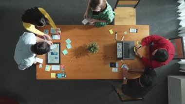 Programcı, cep telefonu arayüzü fikri için Ux Ui tasarımı ile yazılım geliştiricisiyle toplantıda paylaşırken, aynı zamanda yapışkan notlarda tasarım fikri paylaşıyor. Başlangıç ekibi, kablo prototipi geliştirin. Cemaat.