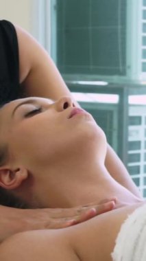 Profesyonel masaj terapisti tarafından masaj yaptıran rahat bir kadın. Sağlık, şifa ve rahatlama konsepti.