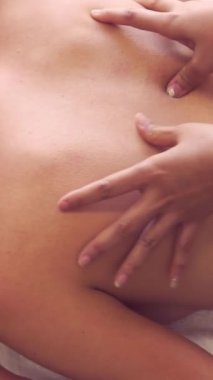 Rahat bir kadın profesyonel masaj terapistiyle lüks kaplıcalarda masaj yaptırıyor. Sağlık, şifa ve rahatlama konsepti.