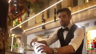 Lüks barlarda cin kokteyli ya da tonik servisi yapan akıllı barmenlere odaklanırken, arka plandaki VIP müşterilerle sıcak gece kulübünün ışıklandırma atmosferinde canlı sohbetler yapıyorlar. Vinosity.