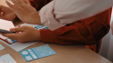Mobil uygulama ya da web sitesi için kullanıcı arayüzü prototipi planlayan şirket çalışanlarının panorama videosu. UX UI tasarım beyin fırtınası kullanıcı dostu arayüz planı tasarlıyor. Sinerjik