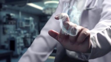 Doktorun oturduğu yeri ve insan kalbi anatomisini gösteren hologramı laboratuarda bulanık bir arka plan ile yüzerken yakın plan. Kalp ile ilgili tıbbi verilere bağlanan ve erişen bir tıp çalışanı. İyileştirici.