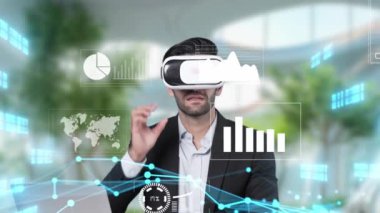 Akıllı proje yöneticisi sanal gerçeklik gözlüğü takıp dizüstü bilgisayarla aynı masada otururken pazarlama fikrini paylaşıyor. Yetenekli iş adamı yüzen mali tabloya bakıyor ve kontrol ediyor. Aygıt.