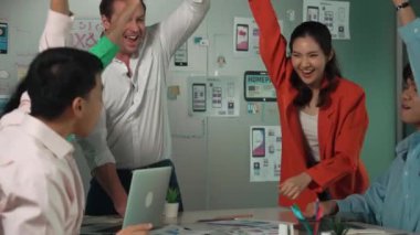 Bir grup başarılı iş adamı toplantıda el ele tutuşuyor. Çeşitlilik uzmanı bir yığın el yapıyor. Birlik ve dostluk göstergesi. Takım olarak katılacağım. Yönlendirici.