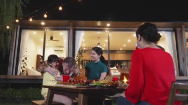 Aile tatilini bahçede kutlar. Son sınıf öğrencisi sürpriz bir şekilde toruna hediye verdi. Akrabalarla rahatlamak için açık hava kamp aktiviteleri, nesiller arası tatlı akrabalarla zaman geçirmek için. Uyumsuzluk.