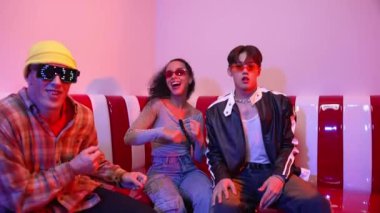 Şık gözlükler takan Happy dans takımı şehir pop veya hip hop müziğine taşınıyor. Modern restoranda birlikte komik serbest dans ederken profesyonel sanatçı grubu oturuyordu. Mutluluk.