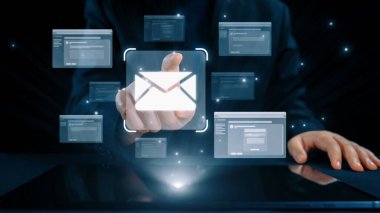 İş adamı e-posta kutusunu kontrol ediyor, daha iyi verimlilik için mesajları düzenliyor ve önceliklerini belirliyor. Etkili iletişim için akıllı e-posta teknikleri öğren. Kullanıcı Kimliği