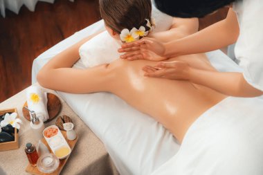 Kafkasyalı kadın müşteri stres önleyici spa masajının keyfini çıkarıyor ve lüks otel ya da oteldeki gündüz açık ortam güzellik salonunda güzellik teniyle eğleniyor. Sessiz.