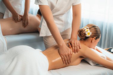 Kafkas çift müşterisi stres önleyici spa masajının keyfini çıkarıyor ve lüks otel veya oteldeki gündüz açık hava ortamında güzellik teniyle eğleniyor. Sessiz.