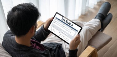 Bireysel gelir vergisi iadesi formunu İnternet sitesine koymak için çevrimiçi vergi iade formu. Vergi ödemesi ve iadesi için hükümet ağı. Vergilendirme teknolojisi kavramı.