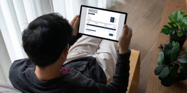 Muhasebe uygulamasından gelen fatura bilgisayar ekranında. Şirket işlerinin finans ve bütçesi için bilgisayar programı. Rahatça..