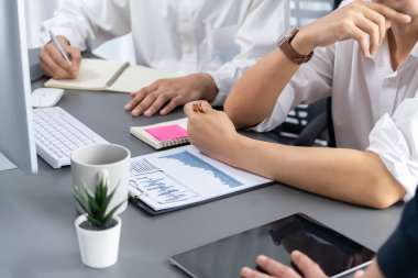 Veri analistleri ofis çalışanlarından oluşan bir ekip, mali, trend ve pazarlama verilerini analiz etmek için iş istihbaratı BI gösterge paneli üzerinde işbirliği yapmaktadır. BI yazılım kullanım sürücüsü iş başarısı. Tedbirli