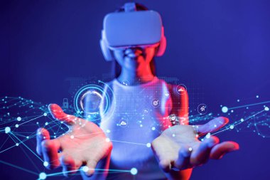 İş adamı, tahmin edilen büyük veri modellerinden gerçek zamanlı analizlere uzanan eğilimleri ve görüşleri ortaya çıkarmak için veri analizlerini derinlemesine inceleyerek, veri güdümlü kararların analitik endüstrileri nasıl ileri götürdüğünü öğrenir Faas